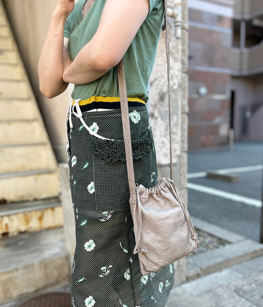 Aeta/DOUBLE FACED DRAWSTRING SHOULDER S(GRAY BEIGE)