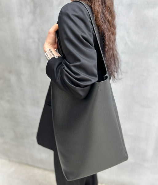 Aeta/PEBBLE GRAIN LEATHER SHOULDER M (BLACK)