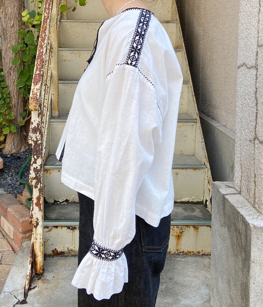 nowos/ EMBROIDERD BLOUSE(WHITE)