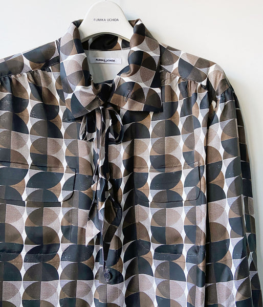 FUMIKA_UCHIDA/GEOMETRIC PATTERN PRINTED BLOUSE(GEOMETRIC PATTERN)