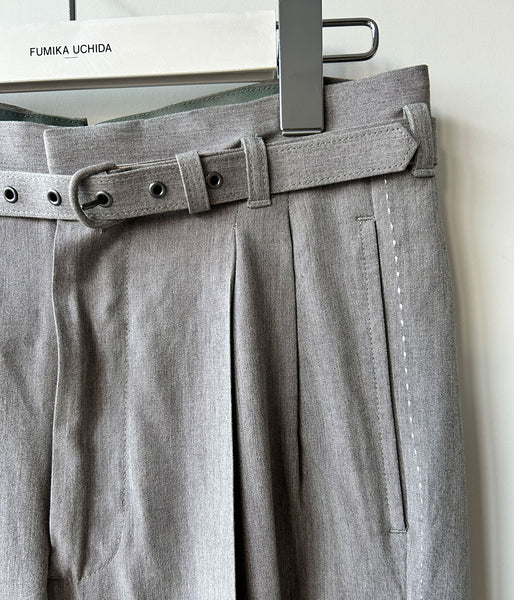 FUMIKA_UCHIDA/CHAMBRAY TWO-TUCK SLACKS(SAGE GREY)
