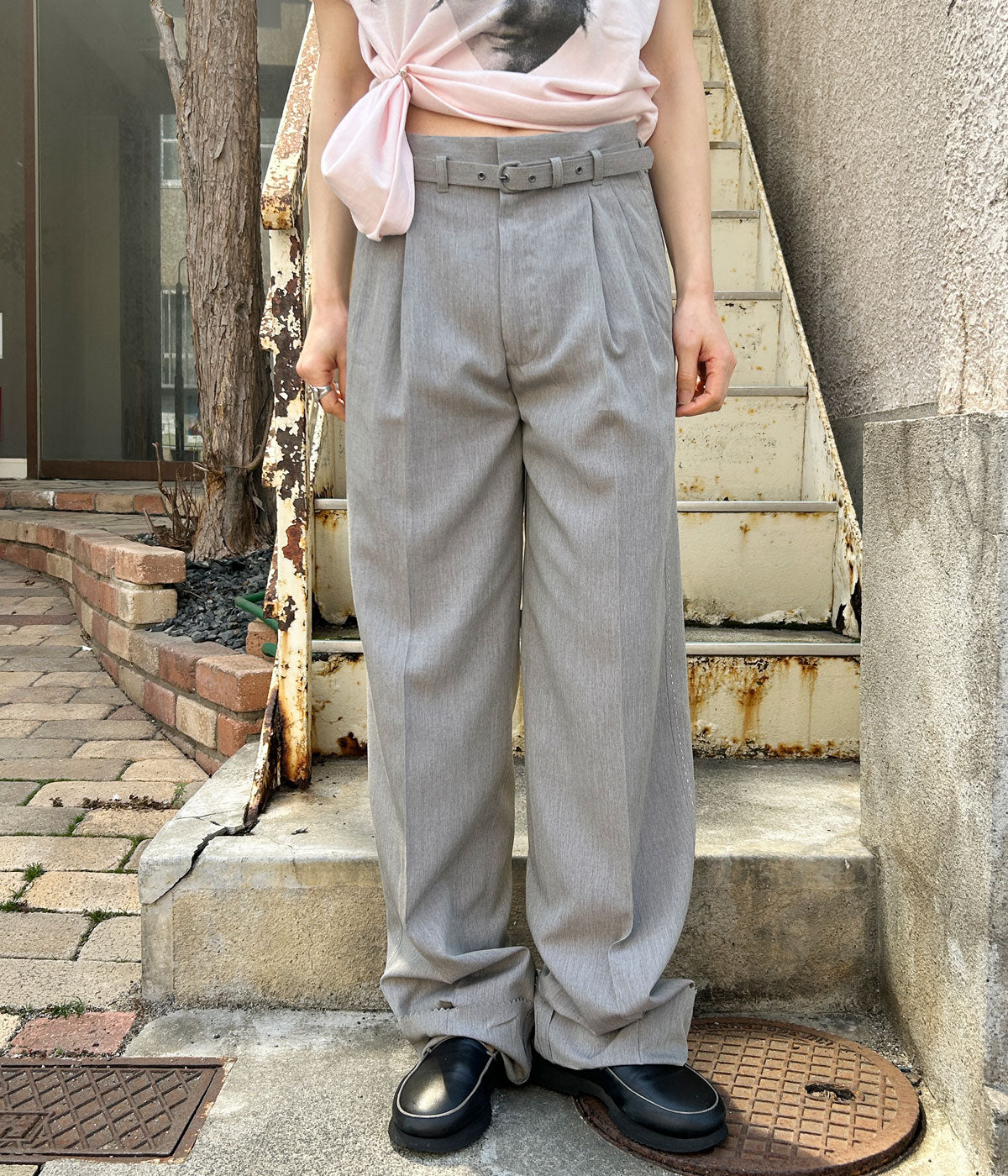 FUMIKA_UCHIDA/CHAMBRAY TWO-TUCK SLACKS(SAGE GREY)