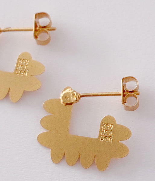 KEYHOLDER/SCALLOPE-ETCHED METAL EARRINGS(GOLD)