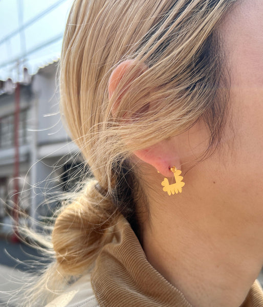 KEYHOLDER/SCALLOPE-ETCHED METAL EARRINGS(GOLD)