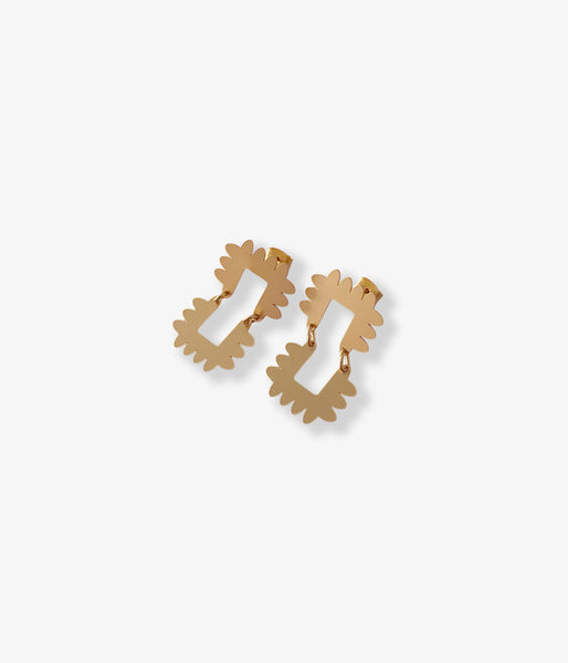 KEYHOLDER/SCALLOPE-ETCHED METAL EARRINGS(GOLD)