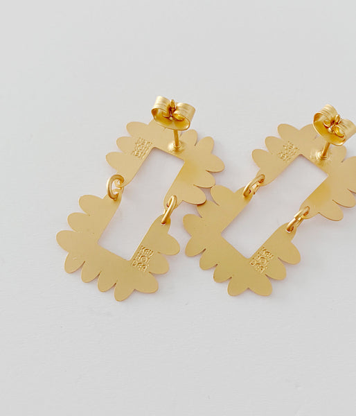 KEYHOLDER/SCALLOPE-ETCHED METAL EARRINGS(GOLD)