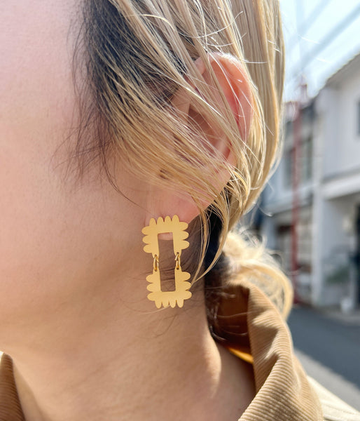 KEYHOLDER/SCALLOPE-ETCHED METAL 2P EARRINGS(GOLD)