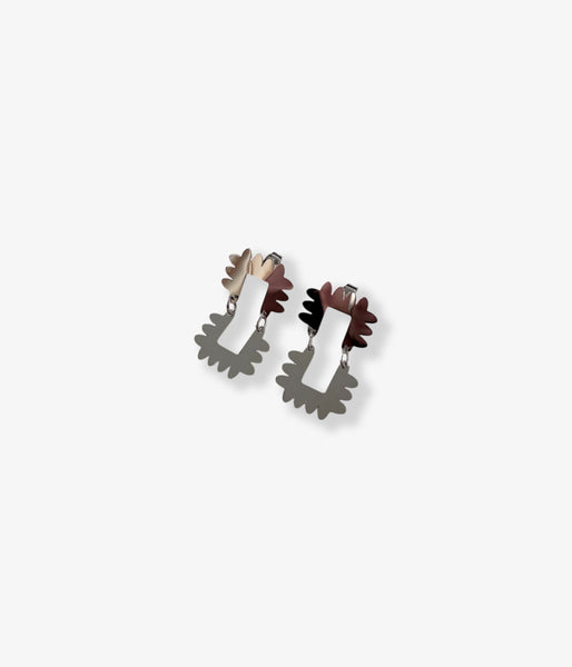 KEYHOLDER/SCALLOPE-ETCHED METAL EARRINGS(SILVER)