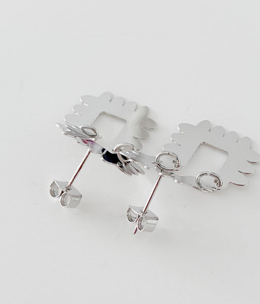 KEYHOLDER/SCALLOPE-ETCHED METAL EARRINGS(SILVER)