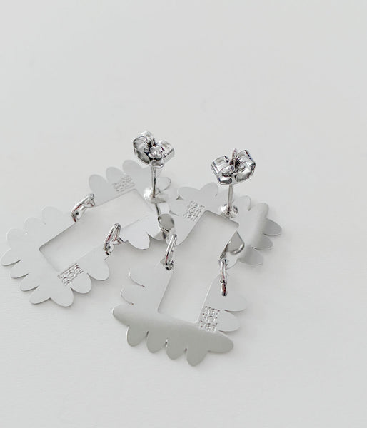 KEYHOLDER/SCALLOPE-ETCHED METAL EARRINGS(SILVER)