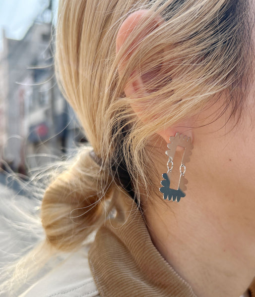 KEYHOLDER/SCALLOPE-ETCHED METAL EARRINGS(SILVER)