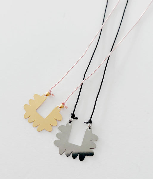 KEYHOLDER/SCALLOPE-ETCHED METAL NECKLACE