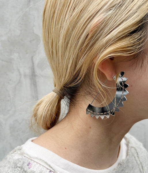 KEYHOLDER/JAG-ETCHED METAL EARRINGS(SILVER)