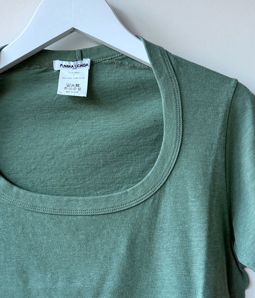 FUMIKA_UCHIDA/TRAPEZOID NECK T-SHIRT(SAGE)