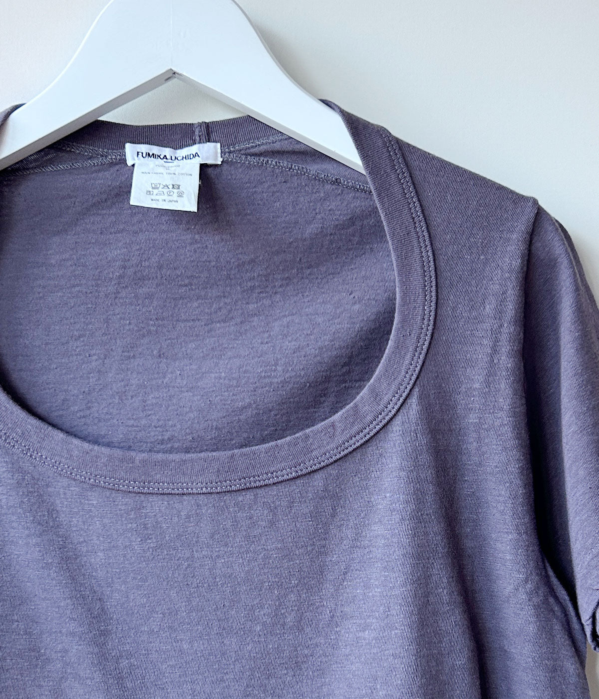FUMIKA_UCHIDA/TRAPEZOID NECK T-SHIRT(NAVY)