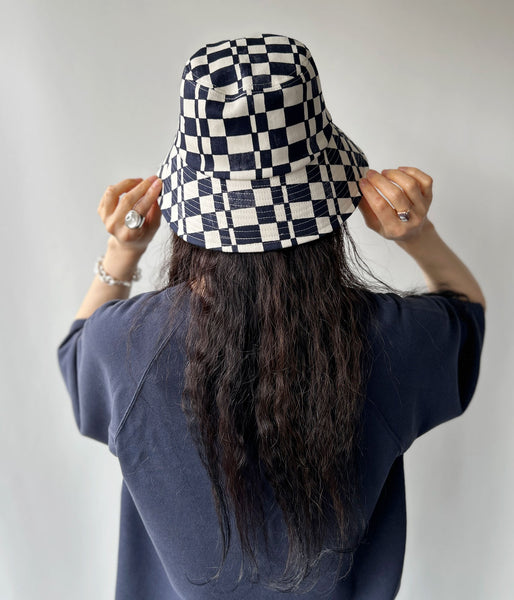 PHEENY/CHECKERED BUCKET HAT(NAVY)