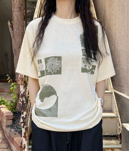 PHEENY/RECYCLED POLYESTER PHOTO S/S TEE(BEIGE)