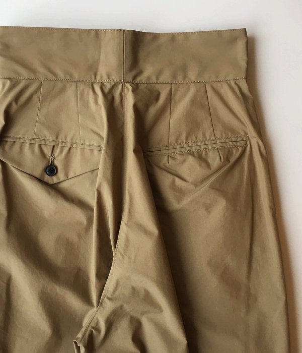 TOGA PULLA/COTTON TAFFETA TAPERED PANTS (BEIGE)