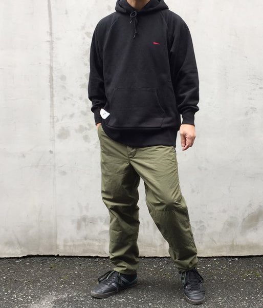 DESCENDANT/STRIP NYCO TROUSERS (OLIVE DRAB)