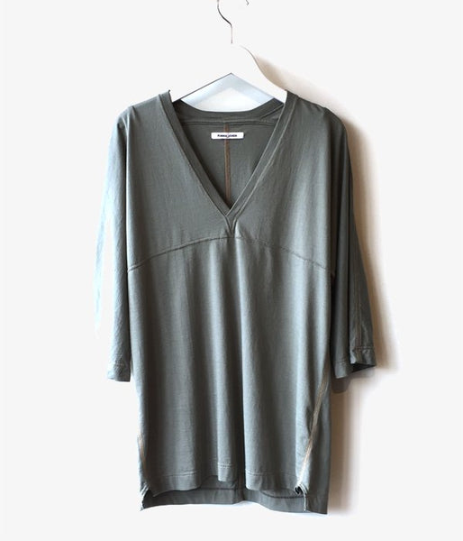 FUMIKA_UCHIDA/V-NECK THREE-QUARTER-SLEEVE TOP (SAGE)