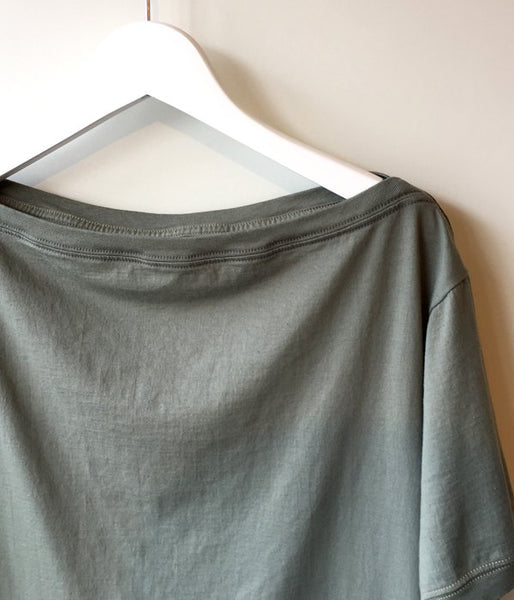 FUMIKA_UCHIDA/BOAT-NECK SHORT-SLEEVE TOP (SAGE)