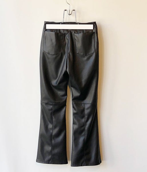 PHEENY/ROYAL FAKE LEATHER BELT-LESS FLARED PANTS(BLACK)