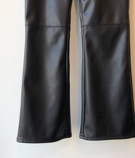 PHEENY/ROYAL FAKE LEATHER BELT-LESS FLARED PANTS(BLACK)