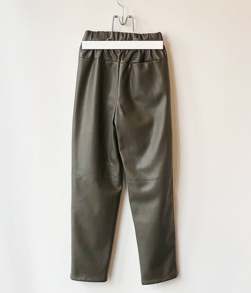 PHEENY/ROYAL FAKE LEATHER TAPERED EASY PANTS(OLIVE)