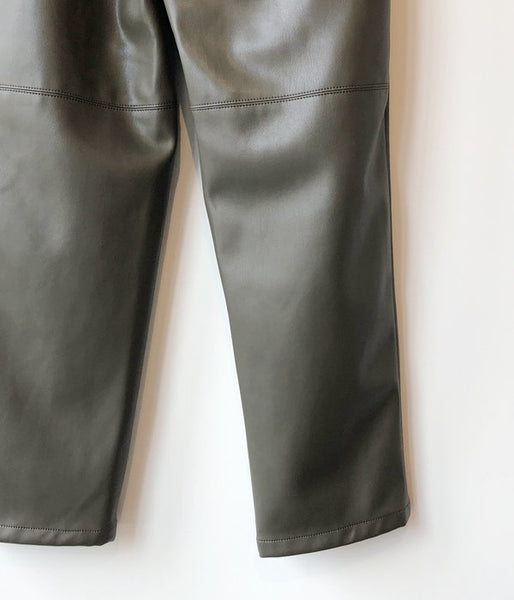 PHEENY/ROYAL FAKE LEATHER TAPERED EASY PANTS(OLIVE)