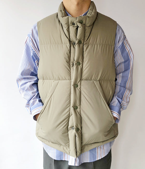 DIGAWEL/F/CE×DIGAWEL PUFFER VEST (SAGE GREEN)