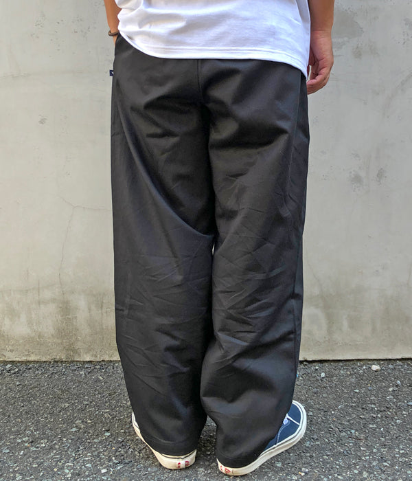 ゆったりとしたシルエットDESCENDANTディセンダント DC-3 TWILL TROUSERS