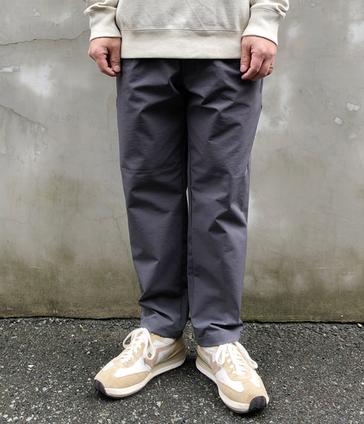 Goldwin Lifestyle/ONE TUCK TAPERED STRETCH PANTS (ASPHALT)