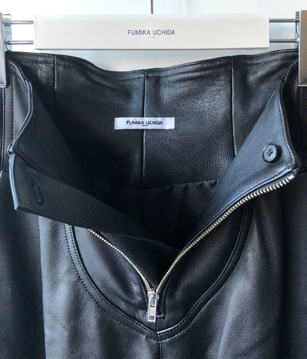 KISHIDAMIKI：Eco leather tuck trousers /黒 | tradexautomotive.com